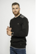 Стильный мужской свитер с нашивками на плечах 85F390 черный