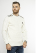 Стильный мужской свитер с нашивками на плечах 85F390 молочный