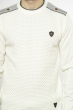 Стильный мужской свитер с нашивками на плечах 85F390 молочный